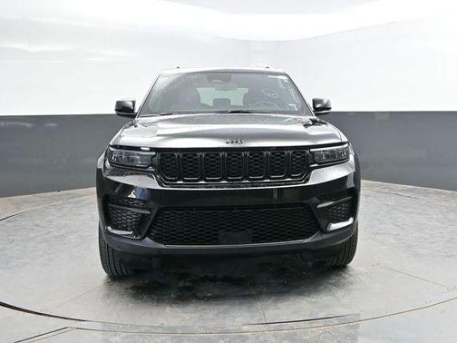 Diamond Black Crystal Pearlcoat 2025 Jeep Grand Cherokee Altitude