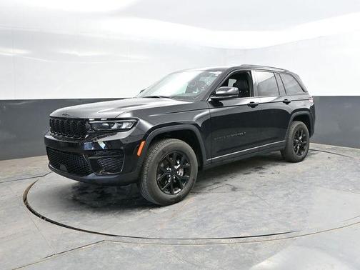 Diamond Black Crystal Pearlcoat 2025 Jeep Grand Cherokee Altitude