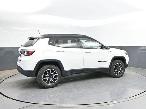 Bright White Clearcoat 2025 Jeep Compass Trailhawk