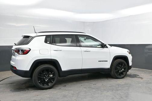 Bright White Clearcoat 2026 Jeep Compass Latitude