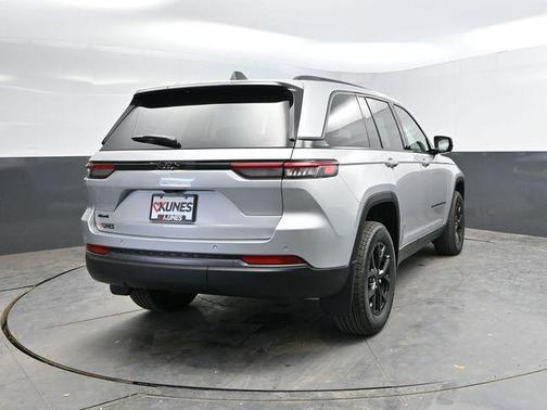 Silver Zynith 2026 Jeep Grand Cherokee Altitude