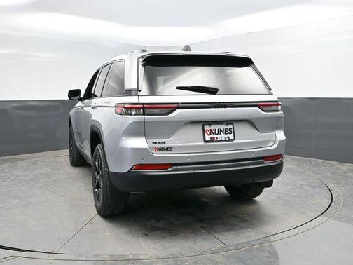 Silver Zynith 2026 Jeep Grand Cherokee Altitude
