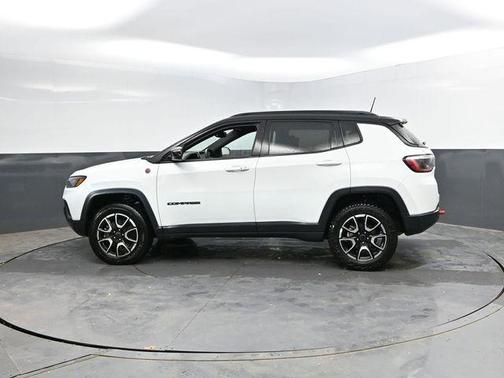 Bright White Clearcoat 2025 Jeep Compass Trailhawk
