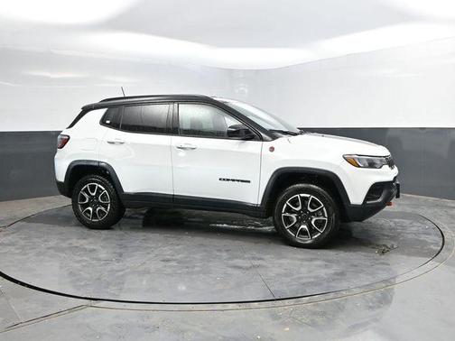 Bright White Clearcoat 2025 Jeep Compass Trailhawk