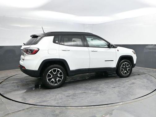 Bright White Clearcoat 2025 Jeep Compass Trailhawk