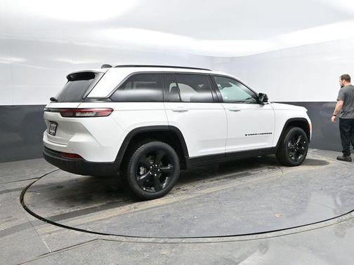 Bright White Clearcoat 2026 Jeep Grand Cherokee Limited