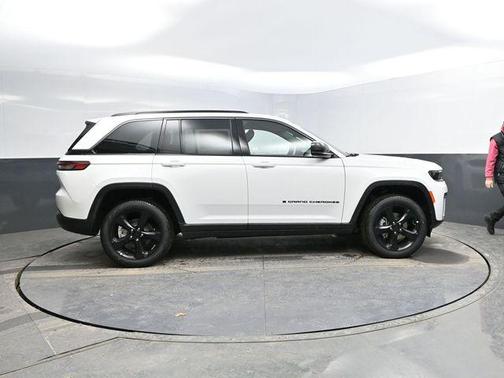 Bright White Clearcoat 2026 Jeep Grand Cherokee Limited