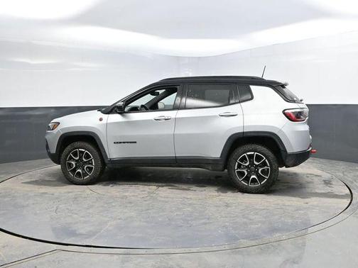 Silver Zynith Metallic Clearcoat 2025 Jeep Compass Trailhawk