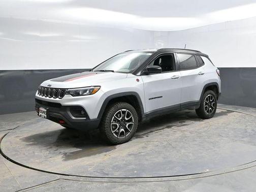 Silver Zynith Metallic Clearcoat 2025 Jeep Compass Trailhawk