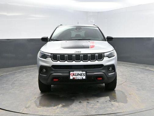 Silver Zynith Metallic Clearcoat 2025 Jeep Compass Trailhawk