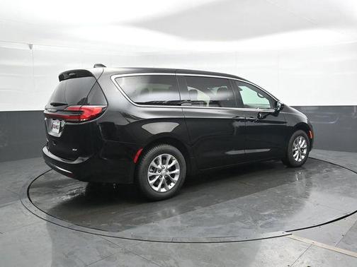 Diamond Black Crystal Pearlcoat 2026 Chrysler Pacifica L