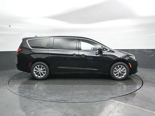 Diamond Black Crystal Pearlcoat 2026 Chrysler Pacifica L