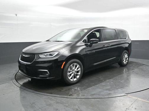 Diamond Black Crystal Pearlcoat 2026 Chrysler Pacifica L