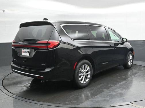 Diamond Black Crystal Pearlcoat 2026 Chrysler Pacifica L