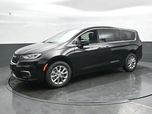 Diamond Black Crystal Pearlcoat 2026 Chrysler Pacifica L