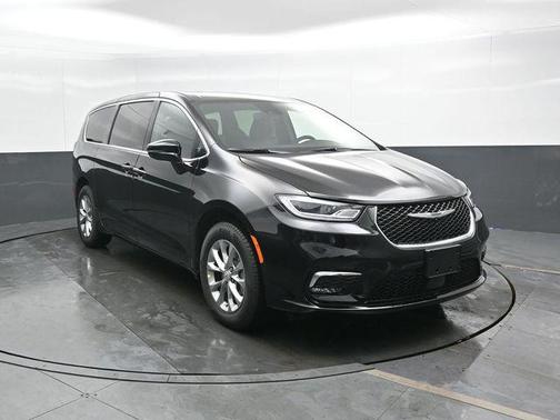 Diamond Black Crystal Pearlcoat 2026 Chrysler Pacifica L