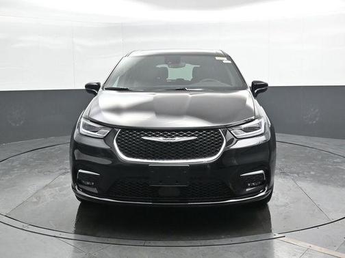 Diamond Black Crystal Pearlcoat 2026 Chrysler Pacifica L