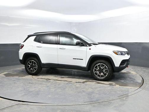 Bright White Clearcoat 2025 Jeep Compass Trailhawk