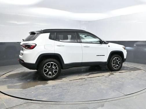 Bright White Clearcoat 2025 Jeep Compass Trailhawk