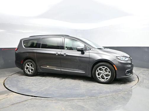 Granite Crystal Metallic Clearcoat 2023 Chrysler Pacifica Limited