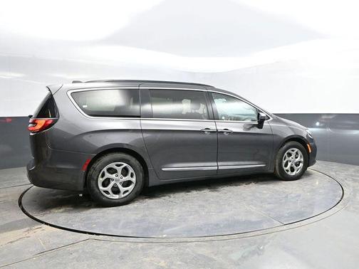 Granite Crystal Metallic Clearcoat 2023 Chrysler Pacifica Limited