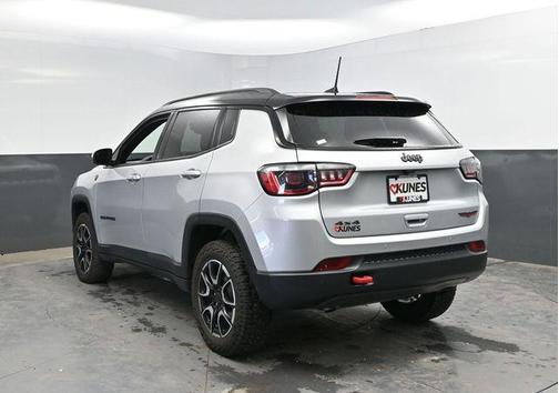 Silver Zynith Metallic Clearcoat 2025 Jeep Compass Trailhawk