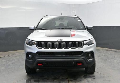 Silver Zynith Metallic Clearcoat 2025 Jeep Compass Trailhawk