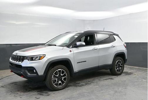 Silver Zynith Metallic Clearcoat 2025 Jeep Compass Trailhawk
