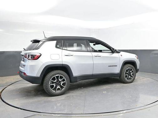 Silver Zynith Metallic Clearcoat 2025 Jeep Compass Trailhawk