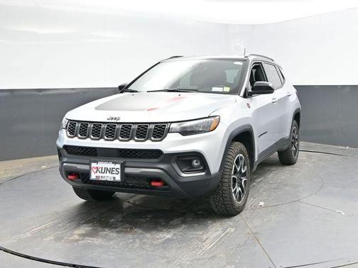 Silver Zynith Metallic Clearcoat 2025 Jeep Compass Trailhawk
