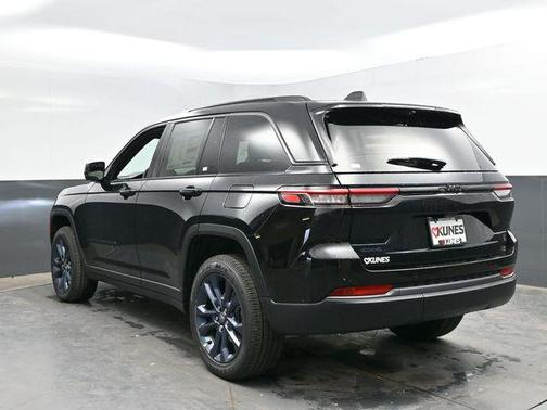 Diamond Black Crystal Pearlcoat 2026 Jeep Grand Cherokee 85th Anniversary Edition