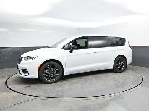 Bright White Clearcoat 2026 Chrysler Pacifica L