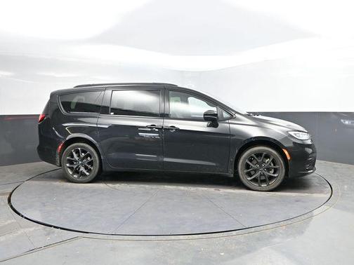Brilliant Black Crystal Pearlcoat 2023 Chrysler Pacifica Touring L