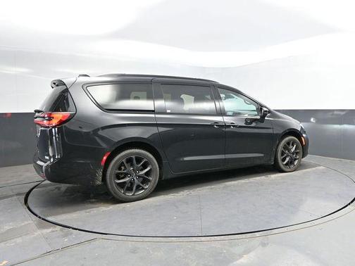 Brilliant Black Crystal Pearlcoat 2023 Chrysler Pacifica Touring L