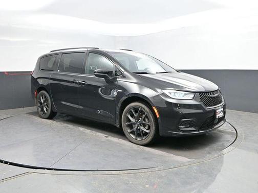 Brilliant Black Crystal Pearlcoat 2023 Chrysler Pacifica Touring L