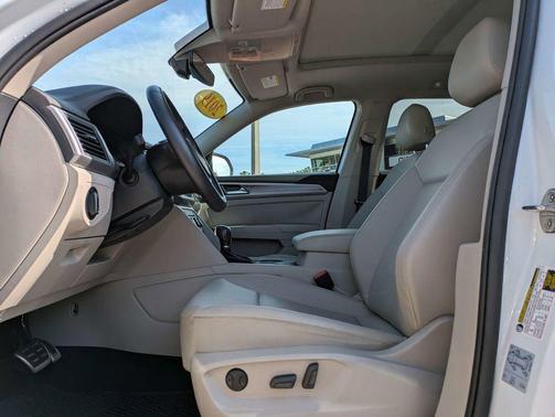 Pure White 2019 Volkswagen Atlas 3.6L SE w/Technology