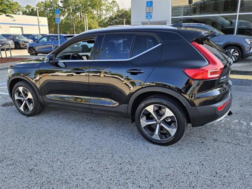 2023 Volvo XC40 B5 Plus Bright Theme