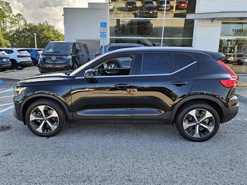 2023 Volvo XC40 B5 Plus Bright Theme