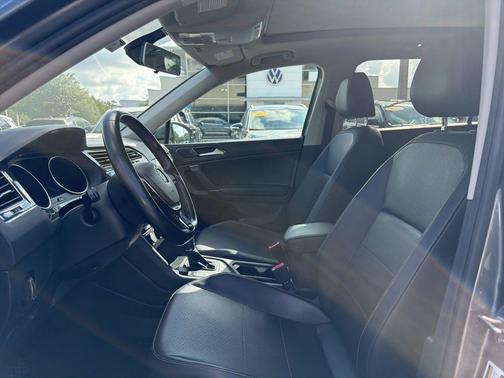 Platinum Gray Metallic 2018 Volkswagen Tiguan 2.0T SEL