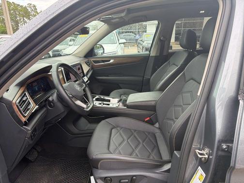 Platinum Gray Metallic 2025 Volkswagen Atlas 2.0T SE w/Technology