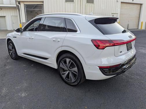 2024 Audi Q8 e-tron Premium Plus