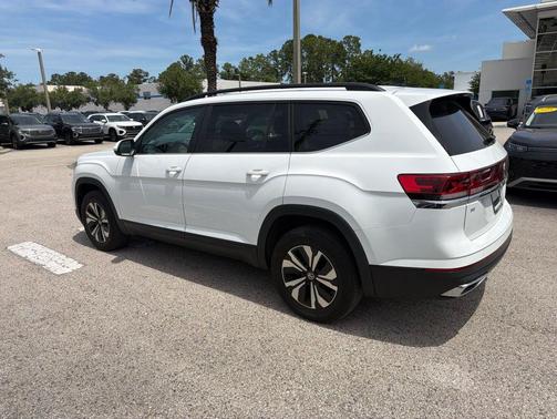 Pure White 2024 Volkswagen Atlas 2.0T SE