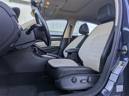 2015 Volkswagen Passat 1.8T Auto SE w/Sunroof & Nav