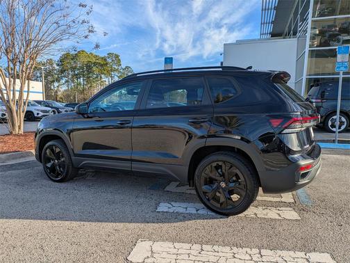 2026 Volkswagen Taos SE Black