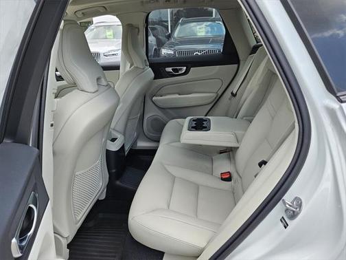 2025 Volvo XC60 Plug-In Hybrid T8 Plus