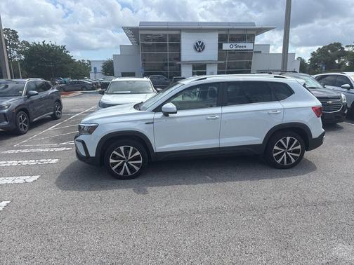 Pure White 2023 Volkswagen Taos 1.5T SE
