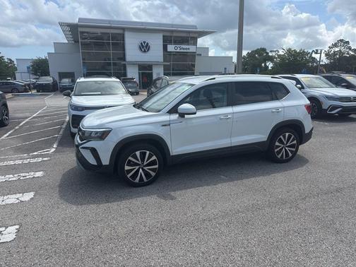 Pure White 2023 Volkswagen Taos 1.5T SE