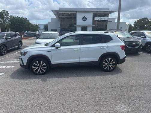 Pure White 2023 Volkswagen Taos 1.5T SE