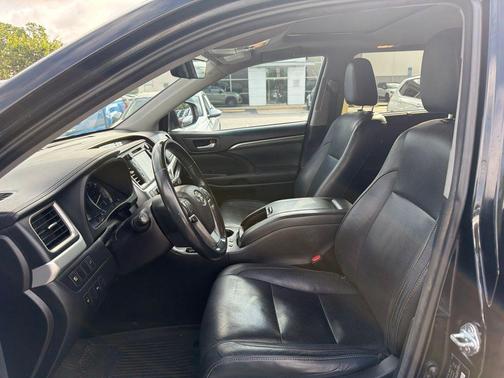 Midnight Black Metallic 2017 Toyota Highlander Hybrid Limited