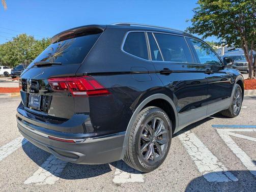 Deep Black 2023 Volkswagen Tiguan 2.0T SE